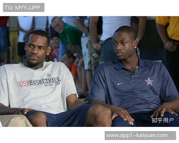 詹姆斯与画家亲密合影庆祝传递兄弟情谊与骄傲之情